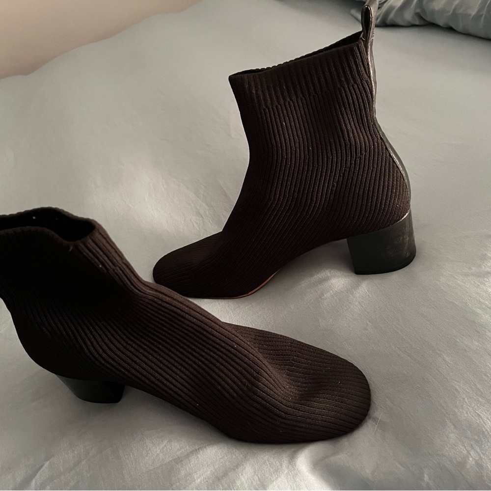 Everlane Black Ankle Boots with Ribbed Texture and Low Block Heel